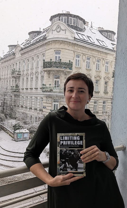 Dr Agata Zysiak z książką na tle wiedeńskiej kamienicy