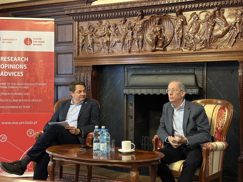 Two speakers during a seminar in the fireplace room of the Bidermann Palace