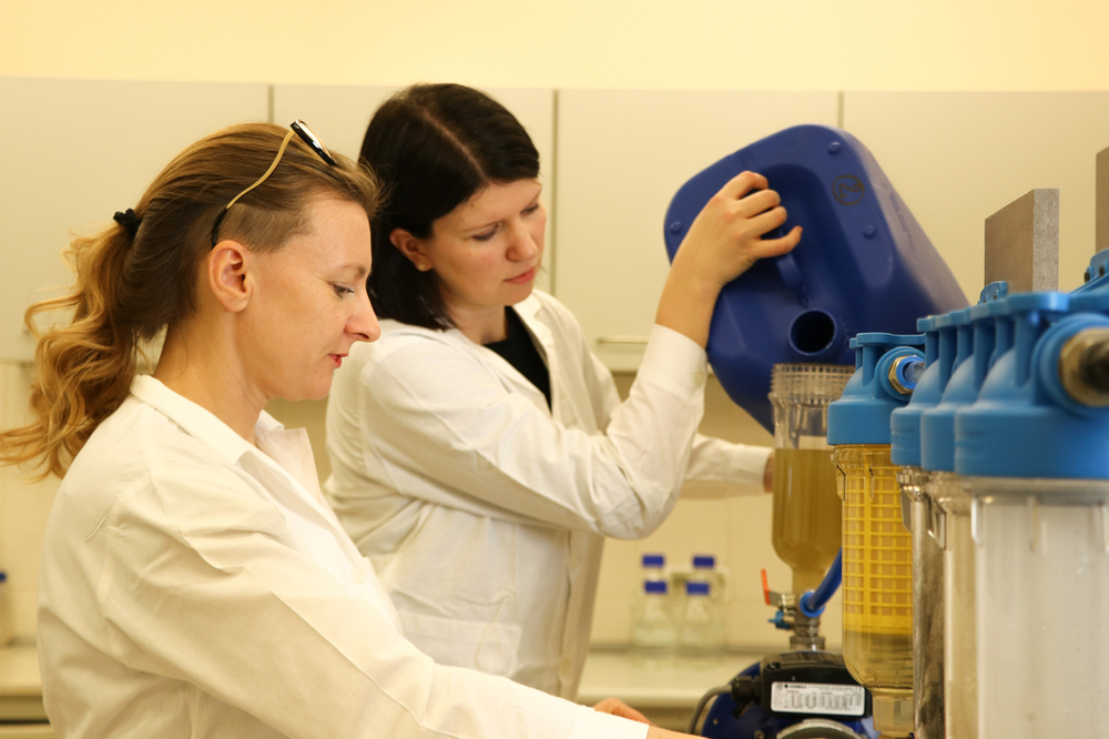 Dr Justyna Nawrocka and mgr inż. Urszula Świercz-Pietrasiak from the Department of Plant Physiology and Biochemistry with the prototype of a self-constructed, vacuum flow system for pre-treatment of liquid waste