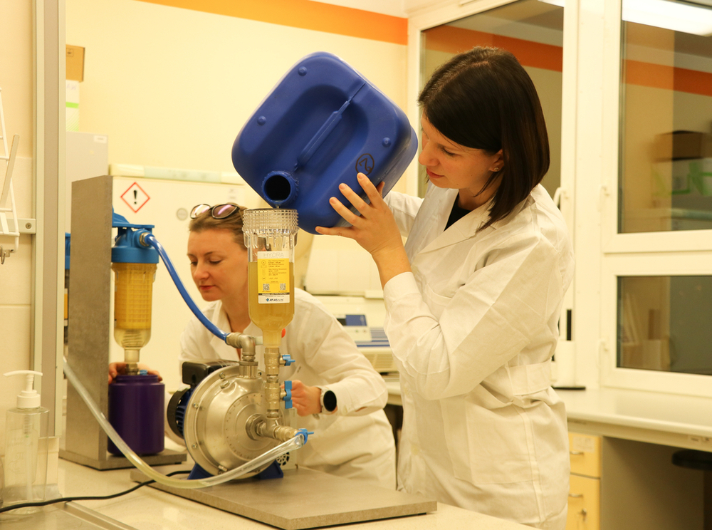 Dr Justyna Nawrocka and mgr inż. Urszula Świercz-Pietrasiak from the Department of Plant Physiology and Biochemistry with the prototype of a self-constructed, vacuum flow system for pre-treatment of liquid waste