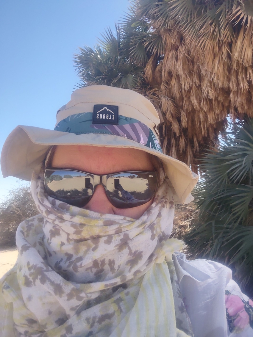 The expedition leader Dr Małgorzata Ruszkiewicz-Michalska with a headscarf and goggles on her face to protect against the onset of a sandstorm (photo: J. Śmiełowski)