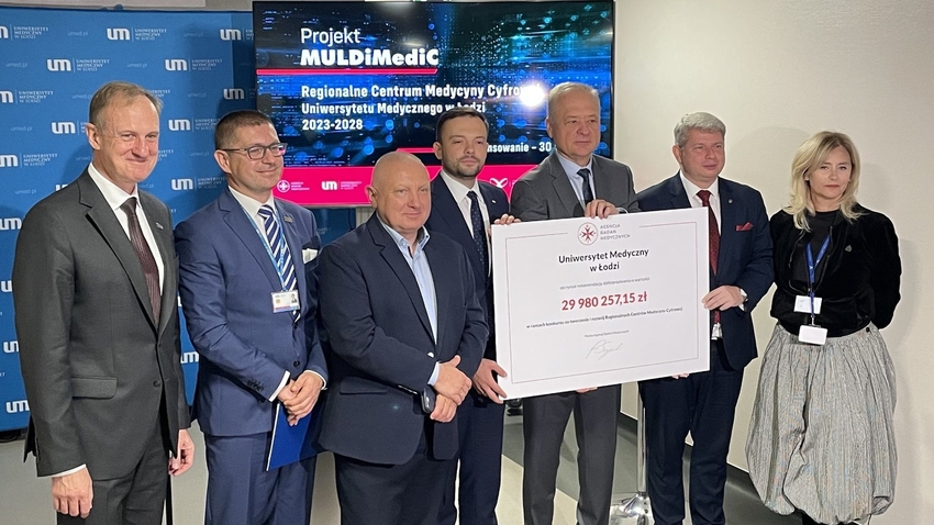 Symbolic presentation of the cheque at the Regional Centre of Digital Medicine, Medical University in Lodz. From the left: Prof. Janusz Piekarski (Vice-Rector of the Medical University of Lodz), Paweł Zawieja (Vice Chancellor for Organisation and Development at the Medical University of Lodz), Prof. Adam Antczak (Vice-Rector of the Medical University of Lodz), Dr hab. Radosław Sierpiński (President of ABM), Prof. Radzisław Kordek (Rector of the Medical University of Lodz), Jarosław Brózda (2nd Vice-Voivode of Lodz), Dr Monika Domarecka (Director at CSK) 