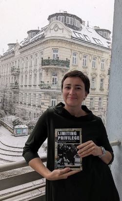 Dr Agata Zysiak z książką na tle wiedeńskiej kamienicy